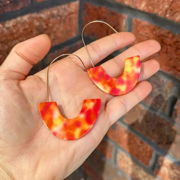 Maryn Resin Crescent Hoop Earrings in Chili Pepper - Picture 3 of 6